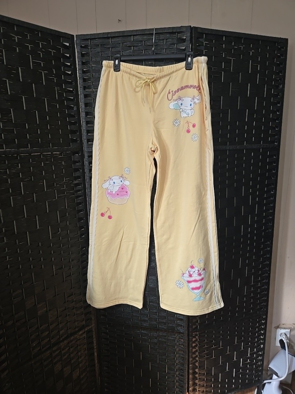 NEW Sanrio CINNAMOROLL Womens Yellow Wide-Leg Lounge/Sweatpants w/Pockets Size L